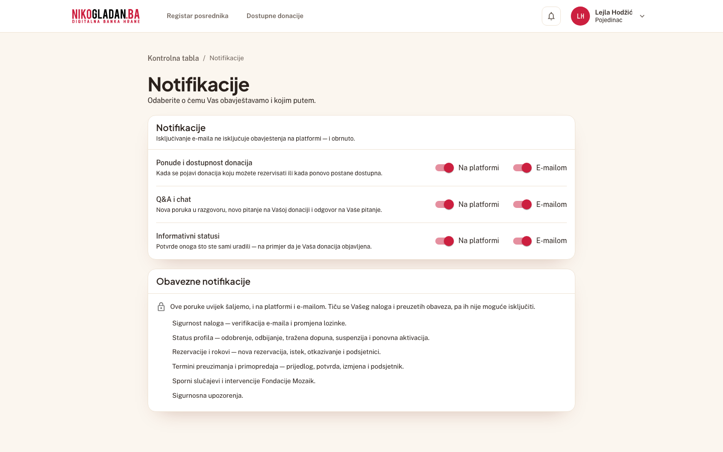 Korak 26: Stranica „Notifikacije" (/postavke/notifikacije): kategorije „Ponude i dostupnost donacija", „Q&A i chat", „Informativni statusi", svaka s prekidačima „Na platformi" / „E-mailom"; ispod lista obaveznih notifikacija.