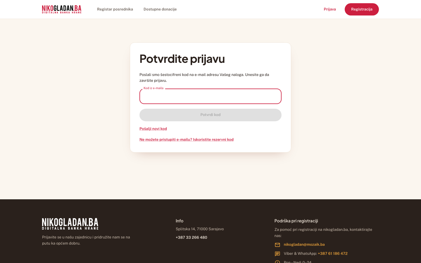 Korak 60: Ekran „Potvrdite prijavu": polje „Kod iz e-maila", dugmad „Potvrdi kod" i „Pošalji novi kod", link za rezervni kod.